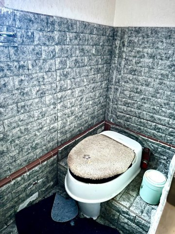 萩生　中古戸建のトイレ|【トイレ】リノベーションのしがいがあるコンパクトな設計。簡易水洗への変更相談も承ります。