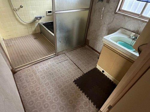 萩生　中古戸建の洗面所|洗面・脱衣・浴室がコンパクトにまとまっており、冬場の温度管理もしやすい配置です。