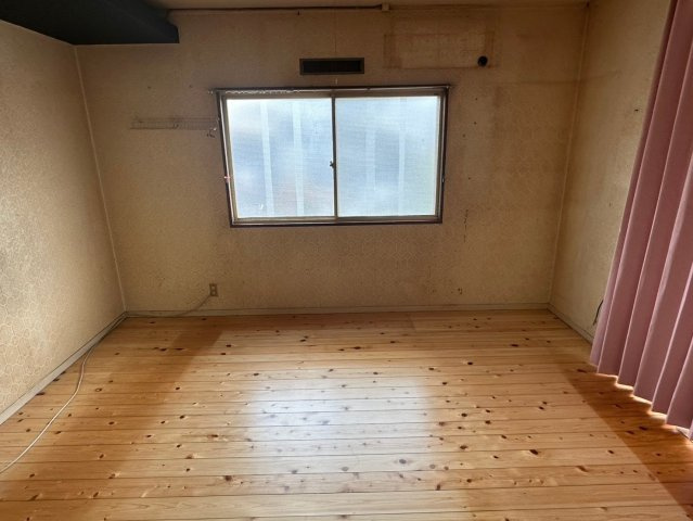 萩生　中古戸建の洋室|【1階洋室】隣接する和室との建具を開ければさらに開放的な大空間として活用可能。内装リフォーム済みでお気に入りの家具を並べるだけでお洒落に決まります。