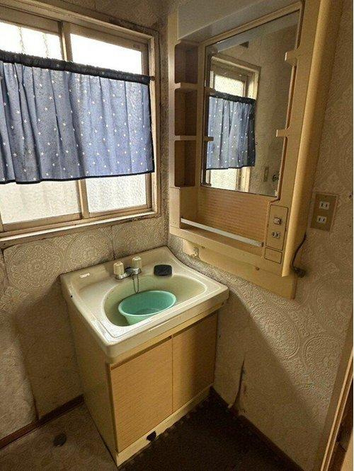萩生　中古戸建の洗面所|【洗面台】窓付きの洗面所は換気がしやすく、湿気がこもりにくい衛生的な設計です。