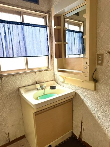 萩生　中古戸建の独立洗面台|【洗面台】窓付きの洗面所は換気がしやすく、湿気がこもりにくい衛生的な設計です。