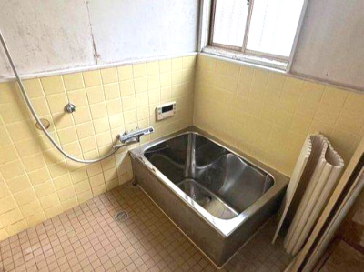 萩生　中古戸建の浴室|窓から自然光が差し込む明るい浴室で、一日の疲れをゆっくりと癒やせます。