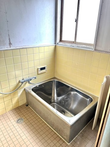 萩生　中古戸建の浴室|【浴室】窓から自然光が差し込む明るい浴室で、一日の疲れをゆっくりと癒やせます。