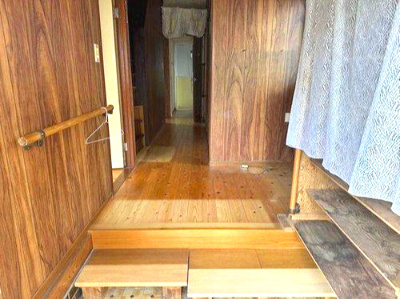 萩生　中古戸建の内装|【廊下】フローリングをリフォーム済み！玄関に手すりが付いているので足が悪い方でも出入りしやすいです。