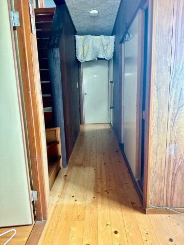 萩生　中古戸建の内装|【廊下】フローリングをリフォーム済み！玄関に手すりが付いているので足が悪い方でも出入りしやすいです。