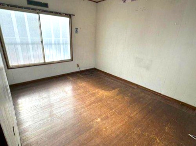 萩生　中古戸建の洋室|フローリングが心地よい洋室は、お子様の成長に合わせた子供部屋にも最適。学習机やベッドを置いても十分な広さがあり、友達を呼んで遊ぶ際も安心です。シンプルな内装はどんなインテリアとも相性が良く馴染みます。