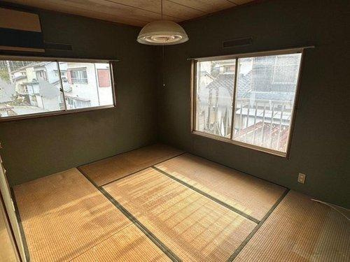 萩生　中古戸建の和室|【2階和室】2階の居室は陽当たりが良く、朝は爽やかな光で目覚めることができます。プライベートな時間を静かに過ごせる、落ち着いた雰囲気の部屋。
