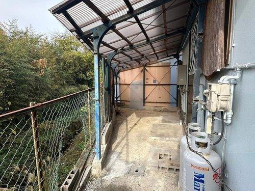 萩生　中古戸建の外観|風通しのよい物干しスペースです。屋根付きなので突然の雨でも安心です。