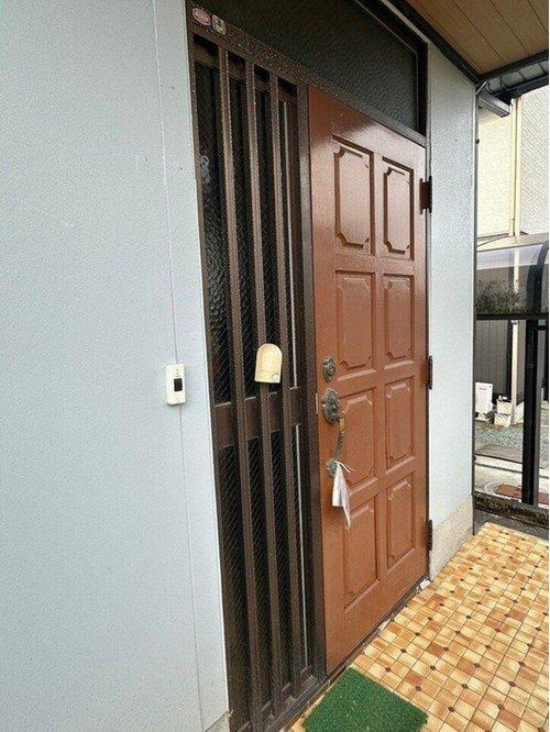 萩生　中古戸建の外観|【玄関】昔ながらの玄関ドア。どこか懐かしく温かみのある玄関です。