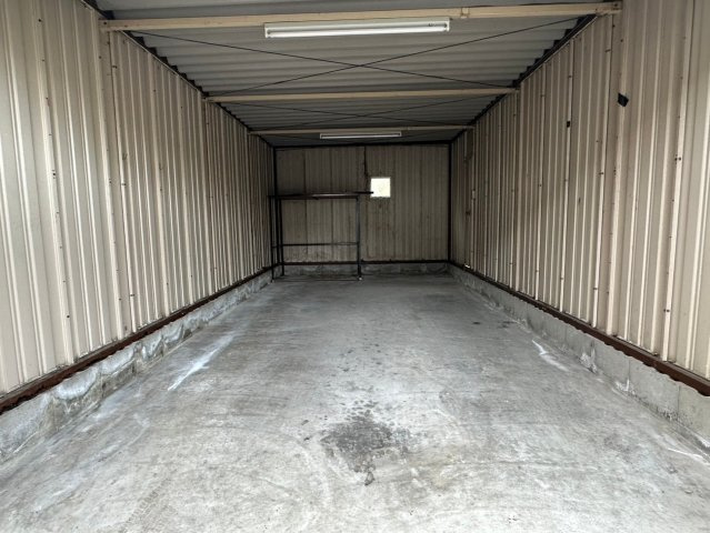 萩生　中古戸建の駐車場|【車庫】シャッター付車庫で大切なお車を雨風から守れます。バイク置きやDIYスペースとしても活用できます。