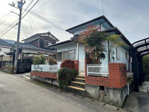 萩生　中古戸建の外観|閑静な住宅街に並んでいて目を惹かれる外観です。レンガ調の外構もおしゃれでガーデニングも楽しみになります。