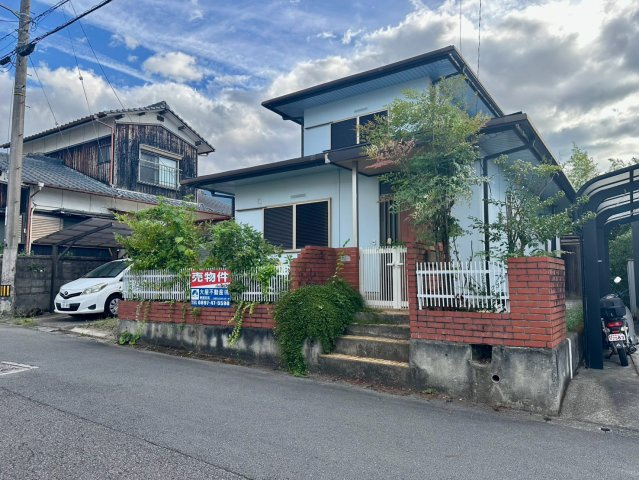 萩生　中古戸建の外観|【外観】閑静な住宅街に並んでいて目を惹かれる外観です。レンガ調の外構もおしゃれでガーデニングも楽しみになります。