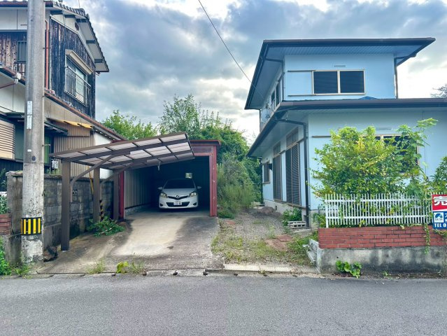萩生　中古戸建の駐車場|【駐車場】シャッター車庫とカーポートを備えた機能的な外観。前面道路が6ｍと広いため、駐車が苦手な方でも止めやすいです。駐車スペースは3台以上確保！