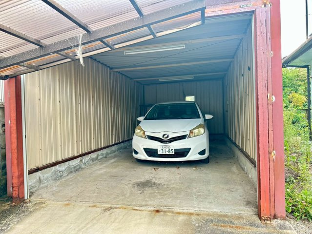 萩生　中古戸建の駐車場|【車庫】愛車を美しく保てるシャッター車庫！工具を置いてDIYを楽しんだり、アウトドア用品の収納場所としても活躍します。
