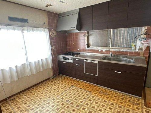 萩生　中古戸建のキッチン|2017年に交換された食洗機付きシステムキッチン。面倒な後片付けを機械に任せて家族と過ごす時間を増やせます。収納も豊富で調理器具もすっきりと片付き、広々としたスペースでお料理がより一層楽しくなります。