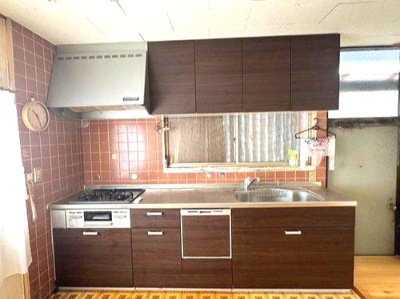 萩生　中古戸建のキッチン|機能性に優れたシステムキッチンは、毎日の家事を効率化する頼もしい存在。食洗機完備で手荒れの悩みも軽減され、お手入れしやすい素材が清潔感を保ちます。整理整頓がしやすく、朝の忙しい時間もスムーズです。