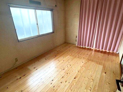 萩生　中古戸建の洋室|1階洋室。隣接する和室との建具を開ければさらに開放的な大空間として活用可能。内装リフォーム済みでお気に入りの家具を並べるだけでお洒落に決まります。