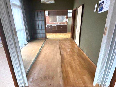 萩生　中古戸建の和室|1階の和室は、客間やお昼寝スペースとして多目的に活躍。畳の香りに包まれて、ゆったりと足を伸ばして寛げます。