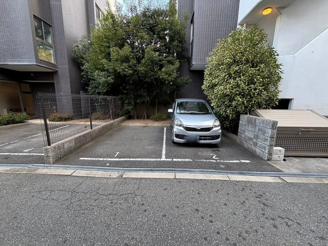 Gramercy Juso-higashi 1stの駐車場