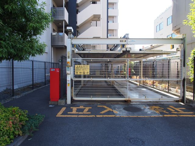 西田マンション　の駐車場