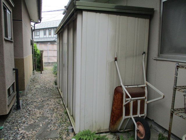 諏訪市大字中洲　中古住宅の庭|外物置