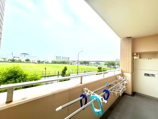 RICイーストコート11番街3番館のバルコニー|自然豊かな緑が一望できるバルコニーとなっております。