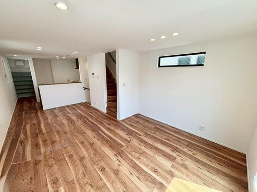 【居間・リビング】 | 小平市花小金井６丁目 | 2階にリビングを設置することで道路や外からの視線が届きにくい、プライバシー性の高いリビングでゆっくりと寛ぐことができます。