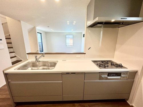 【キッチン】 | 小平市花小金井６丁目 | 食器洗乾燥機+浄水器を搭載したシステムキッチン。コンロ横には小窓があるため、お料理中もスムーズに換気ができます。