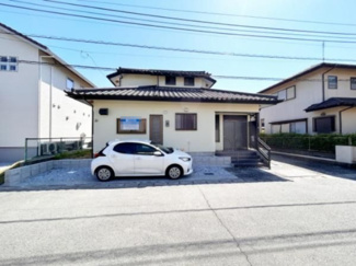 【外観】 | 玄関前や横に複数台の駐車スペースがあります。閑静な落ち着きのある住宅街です