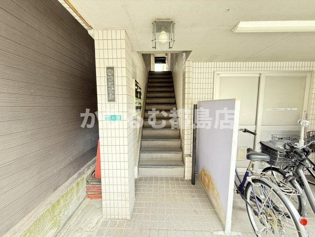 わつこビルのエントランス