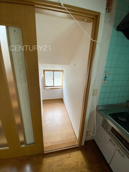 高崎市四ツ屋町中古一戸建てのキッチン|キッチン横に食材等の収納に便利な収納付き。