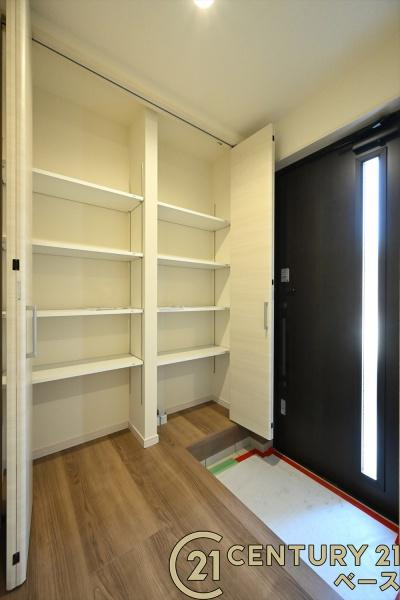 リーブルガーデン東新堂 ３号棟 ／新築一戸建の玄関|■現地撮影写真■明るく開放的な玄関が家族やお客様を迎えてくれます！