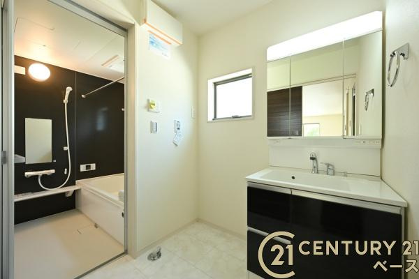 リーブルガーデン東新堂 ３号棟 ／新築一戸建の独立洗面台|■現地撮影写真■三面鏡タイプのミラーキャビネット！収納スペースも豊富です！