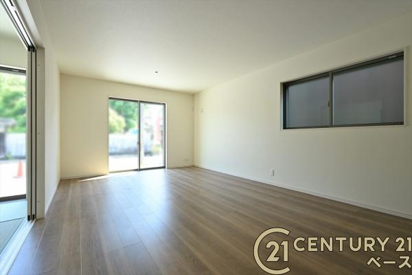 リーブルガーデン東新堂 ３号棟 ／新築一戸建の居間・リビング|■現地撮影写真■窓から自然光をたっぷり感じられます！