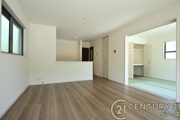 リーブルガーデン東新堂 ３号棟 ／新築一戸建の居間・リビング|■現地撮影写真■ご家族でくつろいでいただける広々したリビングです！■