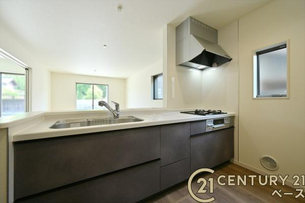 リーブルガーデン東新堂 ３号棟 ／新築一戸建のキッチン|■現地撮影写真■家族とのコミュニケーションがとりやすい人気のカウンターキッチン！