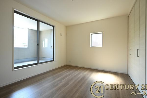 リーブルガーデン東新堂 ３号棟 ／新築一戸建の洋室|■現地撮影写真■日当たりのよい明るい雰囲気の洋室です！