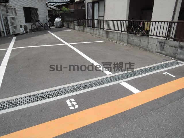 メゾンレヴェーユの駐車場