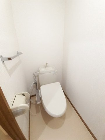 マツモトＧマンションＡのトイレ|落ち着いた色調のトイレです