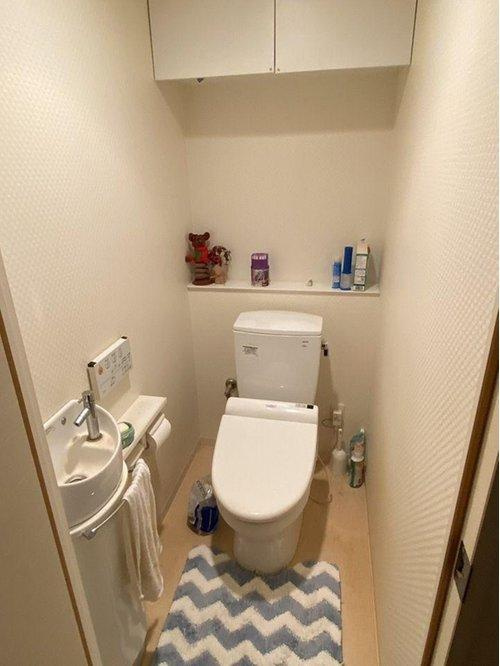 ラフィーネ中萩弐番館のトイレ|清潔感あふれる温水洗浄便座を完備したトイレ空間。上部には収納棚があり、トイレットペーパーなどの備品をすっきりまとめて室内を広く使えます。