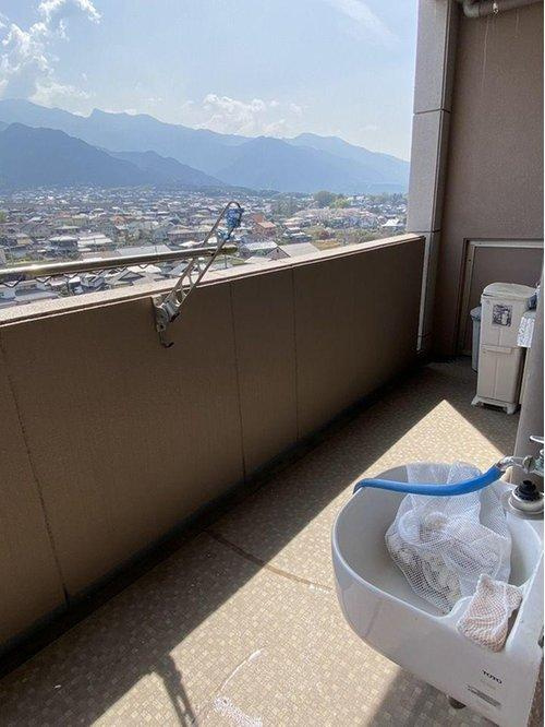 ラフィーネ中萩弐番館のバルコニー|視界を遮る建物がなく、遠くの景色まで見渡せる開放的な空間。奥行きにゆとりがあるため、ペットの日向ぼっこスペースとしても重宝します。心地よい風を感じながら、四季折々の空の移ろいを楽しめる贅沢な場所。