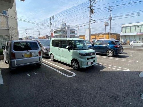 ラフィーネ中萩弐番館の駐車場|平面駐車場がありスムーズに駐車できます。