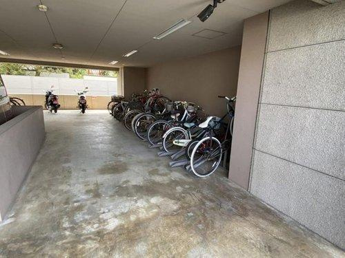 ラフィーネ中萩弐番館のその他共用部分|1階部分に駐輪場があり雨に濡れずに駐車可能です。