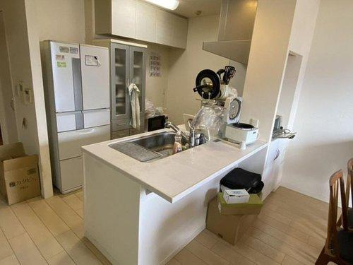 ラフィーネ中萩弐番館のキッチン|カウンターキッチン越しに家族の様子を見守りながら、楽しく料理ができる設計。食器洗乾燥機が標準装備されており、面倒な後片付けもスイッチ一つで完了します。家事効率を高めて、自分の時間を大切にできます。