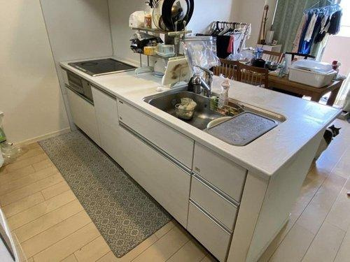 ラフィーネ中萩弐番館のキッチン|3口IHクッキングヒーターを備えたシステムキッチンは、お掃除が驚くほど簡単。火を使わないオール電化仕様のため、小さなお子様がいるご家庭でも安心です。食洗機を活用して、食後の時間をゆったり過ごせます。