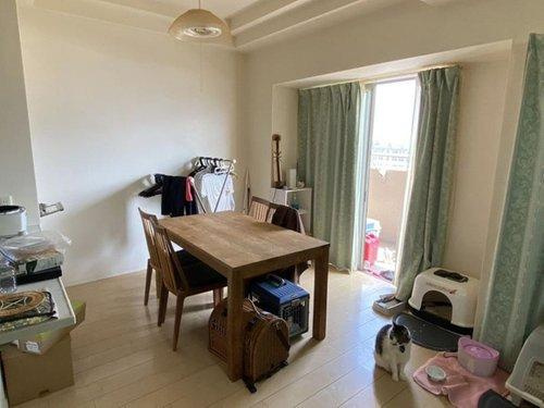 ラフィーネ中萩弐番館の居間・リビング|2LDKの中心となるリビングは、家具配置がしやすい長方形の間取り。キッチンと一体感があり、料理中も家族の会話が自然と弾みます。ペットも一緒にリラックスできる広さがあり、温かな光に包まれて過ごせます。