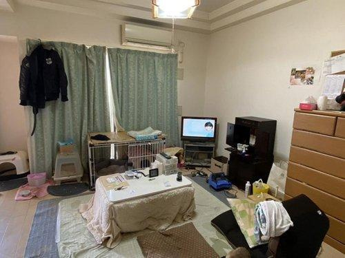 ラフィーネ中萩弐番館の居間・リビング|8階からの眺望を日常に取り込むリビングは、風通しも良く一年中快適。オール電化の採用で、室内温度の管理もしやすく、健康的な暮らしを支えます。南向きのバルコニーへと続く空間が、さらなる奥行きを演出。