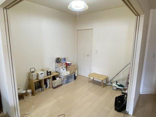 ラフィーネ中萩弐番館の洋室|お子様部屋や客間として多目的に使える第2の居室。クローゼット完備で、物が増えがちな子供部屋としても重宝します。リビングと仕切ることができ、勉強や遊びに集中できる健やかな環境です。