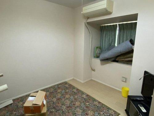 ラフィーネ中萩弐番館の洋室|独立性の高い居室は、主寝室として最適な落ち着いた雰囲気。収納クローゼットを備えており、衣類や季節物をすっきり収めることが可能です。静かな環境で深い眠りに就くことができ、一日の疲れを穏やかに癒やせます。