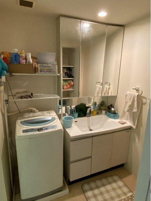 ラフィーネ中萩弐番館の洗面所|忙しい朝の身支度をスムーズにする、ワイドな鏡を備えた洗面化粧台。室内洗濯機置場が隣接しており、脱いだ衣類をすぐに洗える効率的な動線が魅力。収納力も豊富で、洗面小物をきれいに整理して収納が可能です。